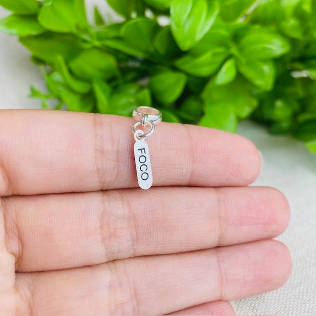 Berloque Plaquinha Foco Banhado a Prata 925