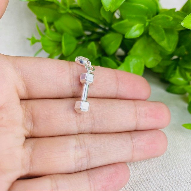 Berloque Peso Academia Banhado a Prata 925