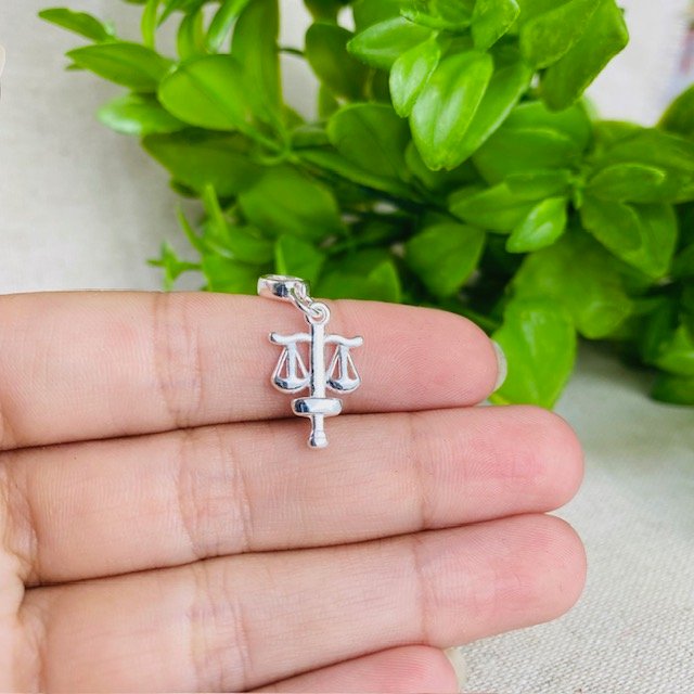 Berloque Profissão Direito Advogada Banhado a Prata 925