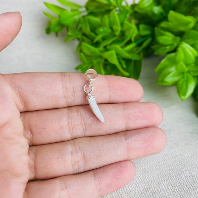 Berloque Dente de Sabre Banhado a Prata 925