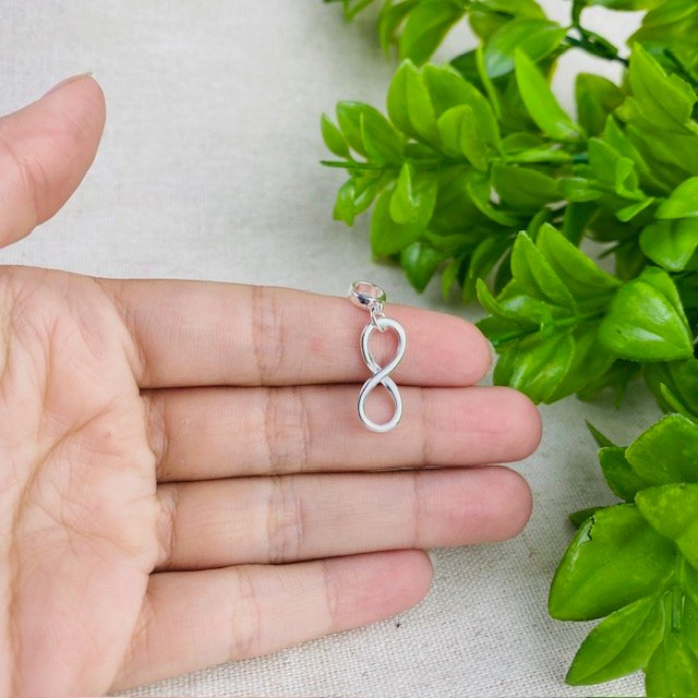 Berloque Símbolo do Infinito Banhado a Prata 925
