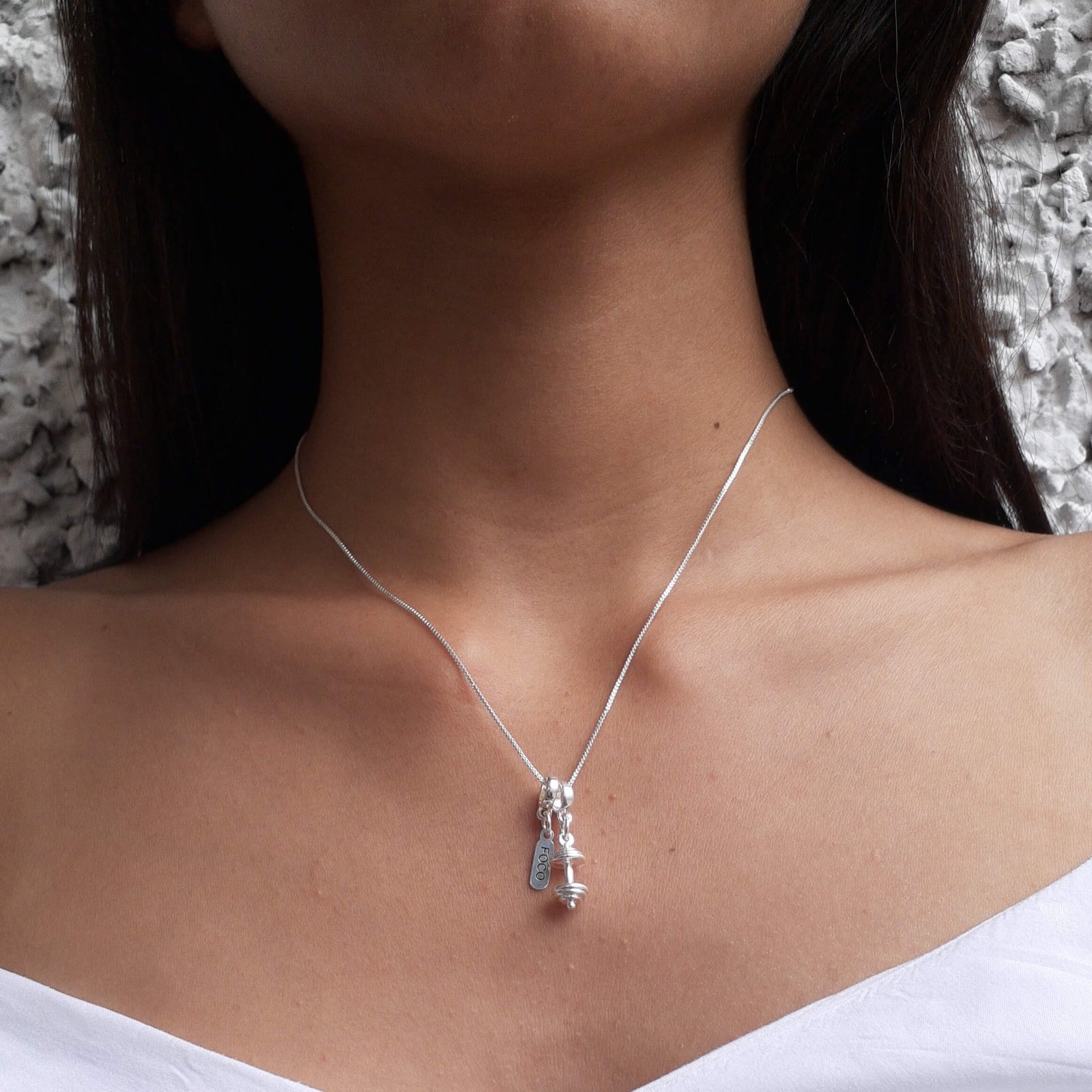 Colar Feminino Pingente Supino de Academia Banhado a Prata 925