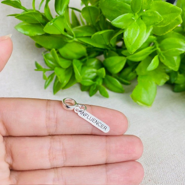 Berloque Plaquinha Influencer Banhado a Prata 925
