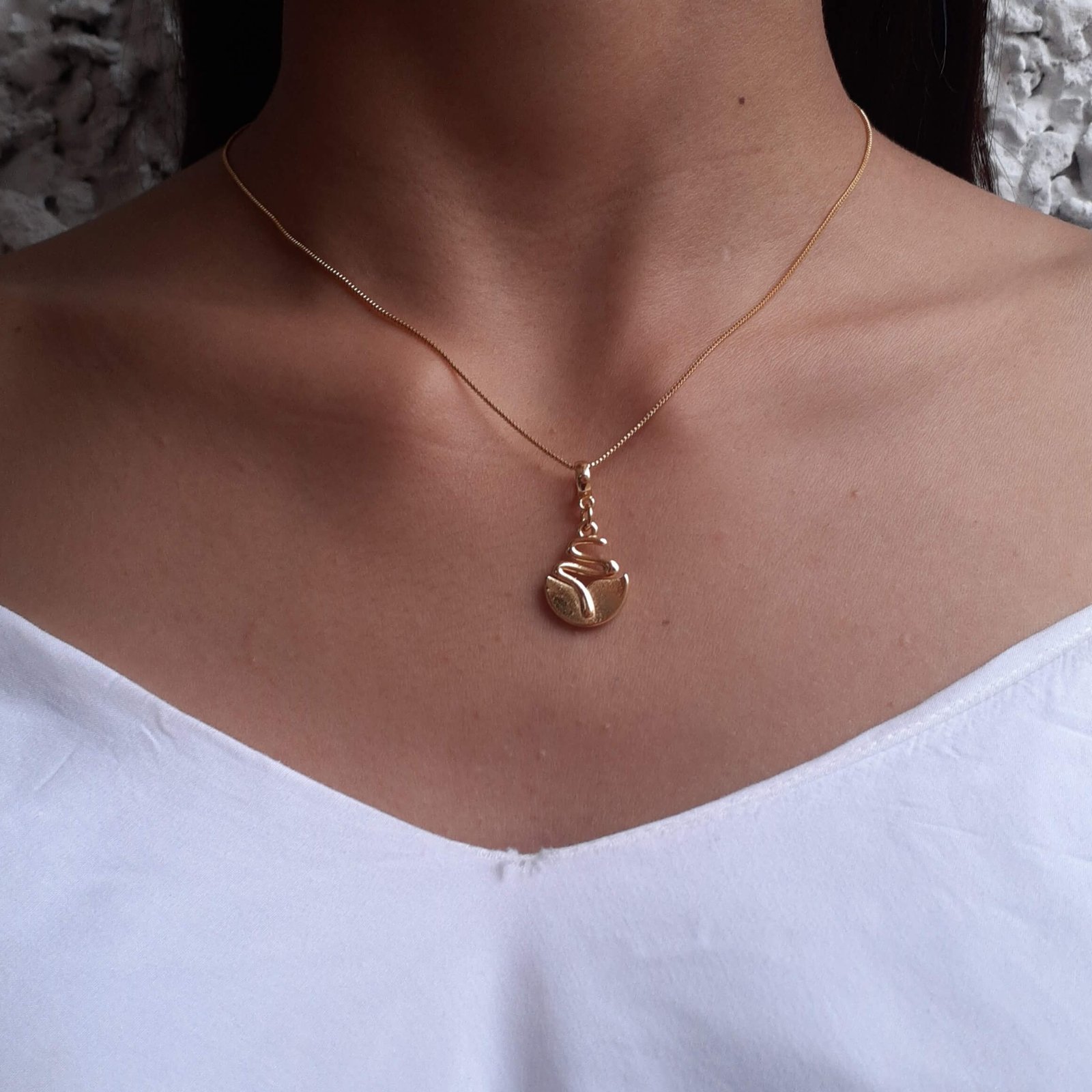 Colar Feminino Pingente Profissão Biologia Banhado a Ouro 18k