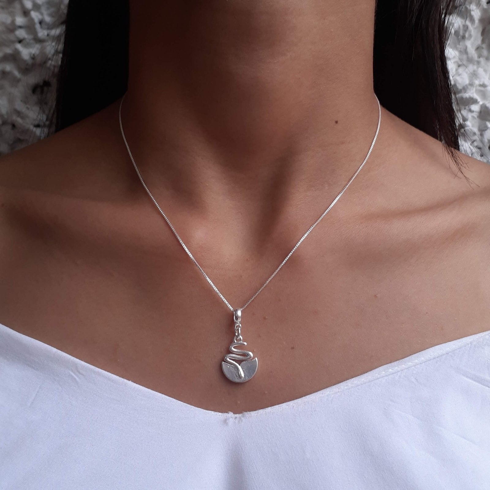 Colar Feminino Pingente Profissão Biologia Banhado a Ouro 18k