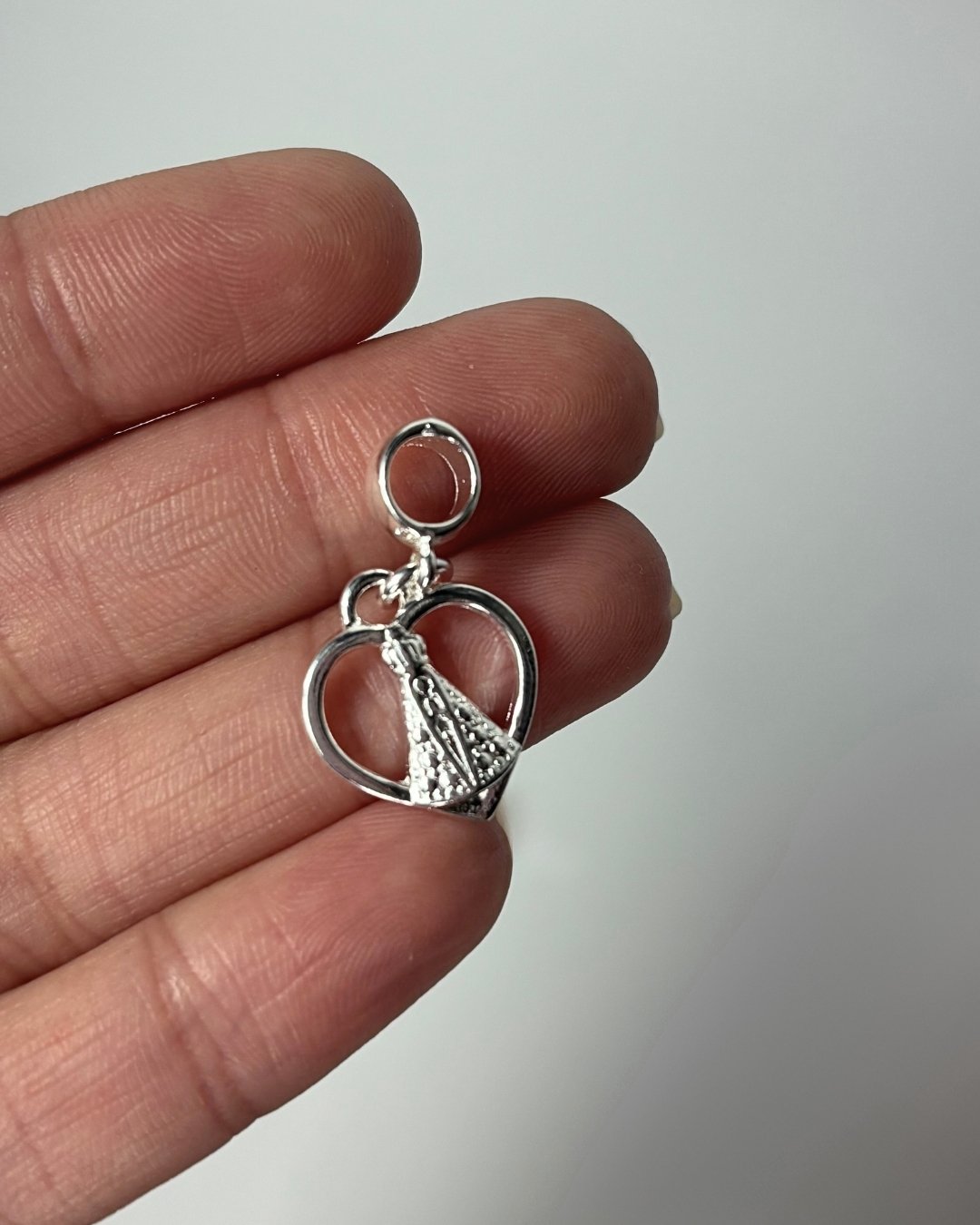 Berloque Nossa Senhora Aparecida Coração Religioso Banhado a Prata 925