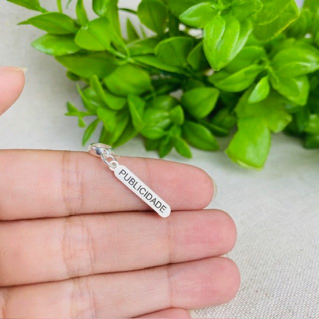 Berloque Plaquinha Publicidade Banhado a Prata 925